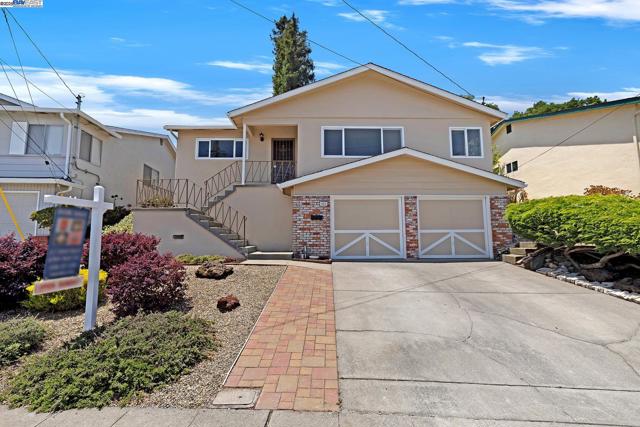 16651 Selby Dr, San Leandro CA: https://media.crmls.org/mediaz/6e2a2a57-ab5e-4704-b9c2-f55484841f78.jpg