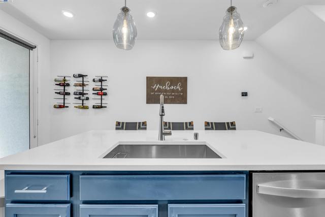 2866 Crusader st, Alameda CA: https://media.crmls.org/mediaz/6e2b5ae3-43a1-4a65-9f42-422ca7675d70.jpg