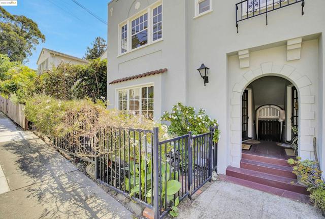 1133 Norwood Ave, Oakland CA: https://media.crmls.org/mediaz/6e2b7615-992b-4f98-aa7e-68243d2ec4dd.jpg