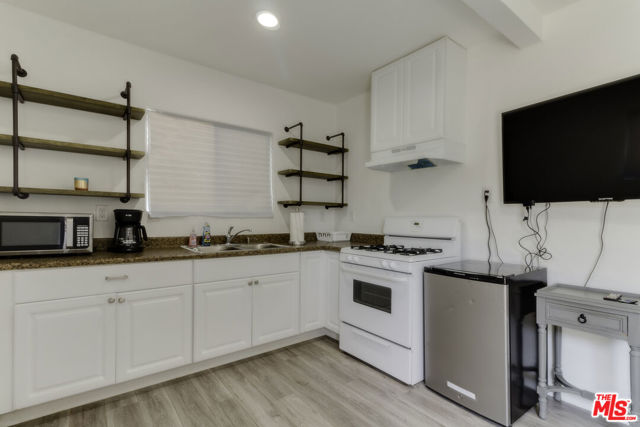 11812 RANDALL Street, Sun Valley CA: https://media.crmls.org/mediaz/6e2b76b2-2832-4f4c-bf82-6a89cf75daae.jpg