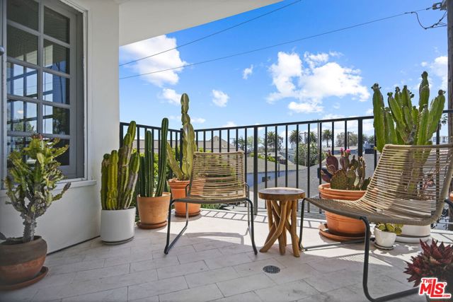 1210 Cabrillo Avenue, Venice CA: https://media.crmls.org/mediaz/6e2c0365-cc1a-4f4c-b7ed-1084687921eb.jpg