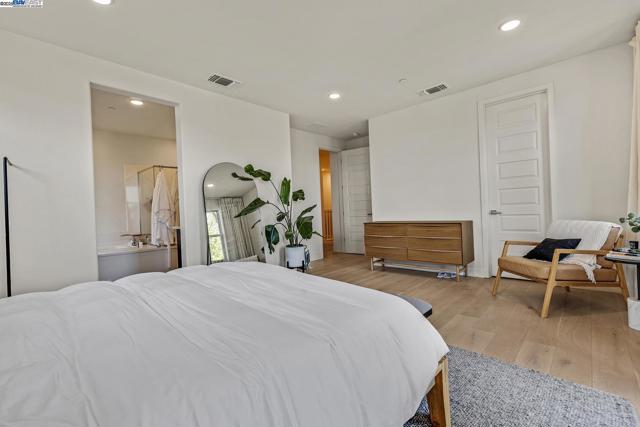 2683 5Th St, Alameda CA: https://media.crmls.org/mediaz/6e2cfc3e-1e9a-47ba-b2c9-02b7b94b832b.jpg