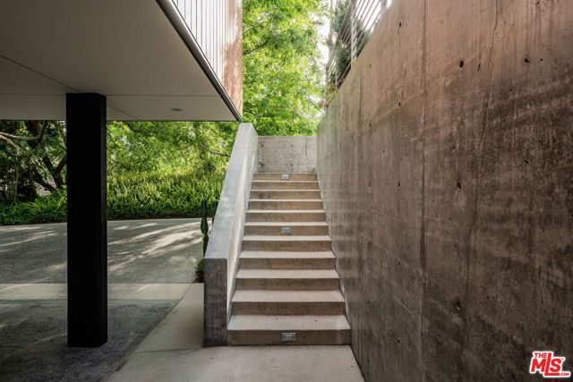 5228 Escalante Drive, La Canada Flintridge CA: https://media.crmls.org/mediaz/6e2d3b8a-2133-495f-a5af-c2e663f893af.jpg