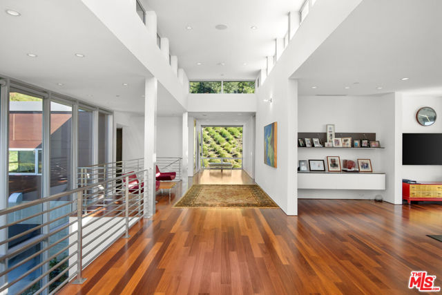 1290 Angelo Drive, Beverly Hills CA: https://media.crmls.org/mediaz/6e2e4f3f-fe5d-43c9-9fcc-6d7f02b74ccc.jpg