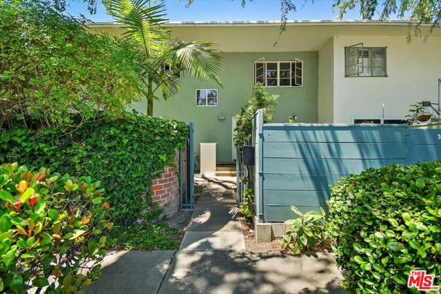 5381 Village, Los Angeles, California 90016, 2 Bedrooms Bedrooms, ,1 BathroomBathrooms,Condominium,For Sale,Village,24422579