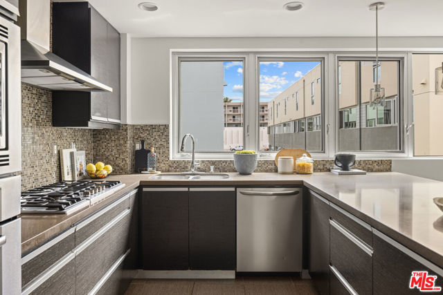 310 Washington Boulevard, Marina del Rey CA: https://media.crmls.org/mediaz/6e2f9ad1-813a-44d2-b3c0-c03a043c382c.jpg
