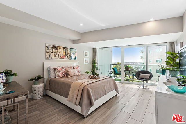 13600 Marina Pointe Drive, Marina del Rey CA: https://media.crmls.org/mediaz/6e3000fb-448b-4ee2-b959-afc5ea101c38.jpg