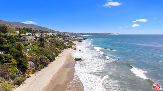 31826 Broad Beach Road, Malibu CA: https://media.crmls.org/mediaz/6e3196ee-349a-48ce-a3fa-8db4a8341196.jpg