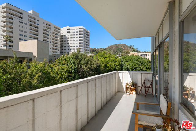 7135 Hollywood Boulevard, Los Angeles CA: https://media.crmls.org/mediaz/6e31c2cc-d639-45c3-adb1-45b4f3858075.jpg