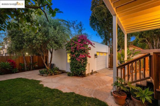 1420 Stannage Ave, Berkeley CA: https://media.crmls.org/mediaz/6e31f22c-2d84-4d11-a8d1-a7f16ed33c78.jpg