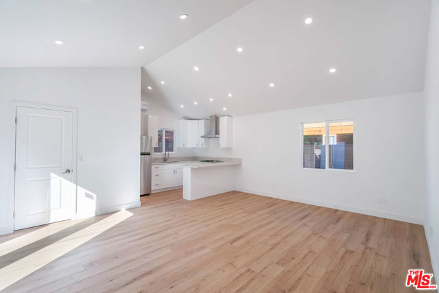 5822 Saloma Avenue, Sherman Oaks CA: https://media.crmls.org/mediaz/6e330f91-3668-47b3-94f5-66d91f35a6e7.jpg