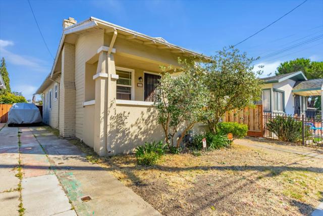 2452 Humboldt Avenue, Oakland CA: https://media.crmls.org/mediaz/6e332353-6d4d-4411-a19b-5d42d57a3675.jpg