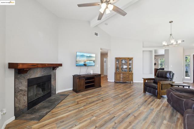 2118 Connie Ln, Oakley CA: https://media.crmls.org/mediaz/6e34196a-6a29-4022-b942-817a86b21d55.jpg