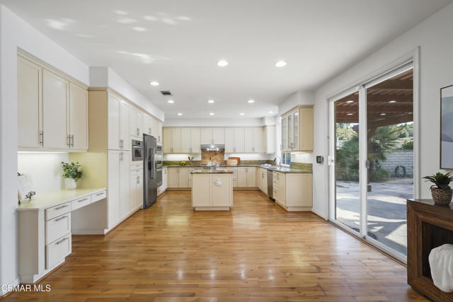657 Via Vista Vista, Newbury Park CA: https://media.crmls.org/mediaz/6e34409d-c899-4c54-9ddd-cb422fcab233.jpg