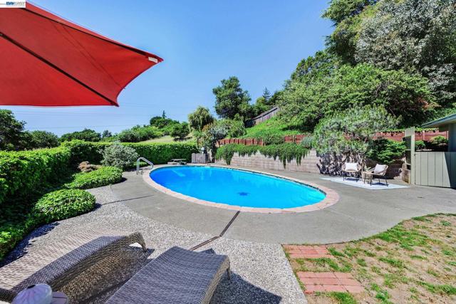 5354 Greenridge Rd, Castro Valley CA: https://media.crmls.org/mediaz/6e353f85-7af1-4654-8aee-1930983ffcfa.jpg