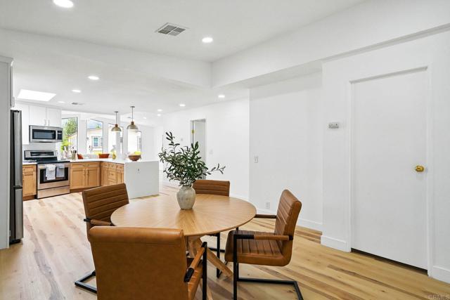 8975 Lawrence Welk Drive, Escondido CA: https://media.crmls.org/mediaz/6e35b37a-c8f3-4d1a-a919-1c1a280e6370.jpg