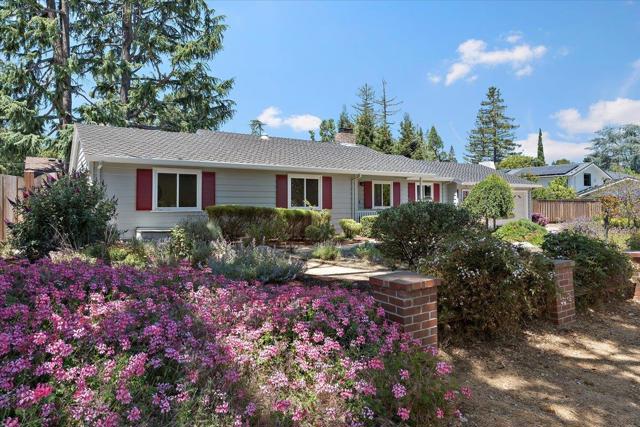 1480 Oakhurst Avenue, Los Altos CA: https://media.crmls.org/mediaz/6e365f1a-cb77-422a-b0fe-885ee0e6b54f.jpg