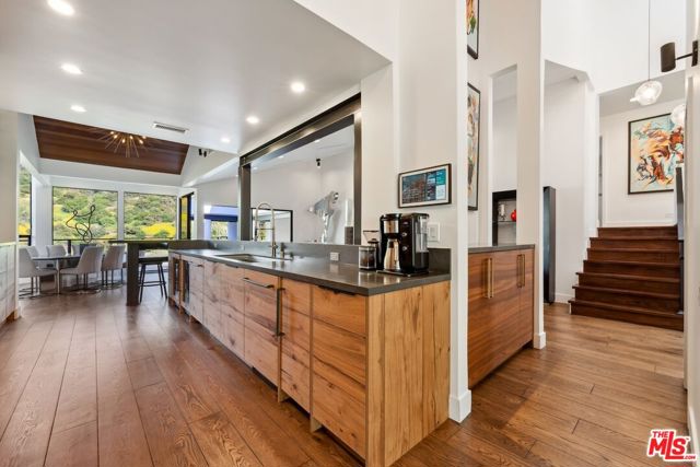 3372 Longridge Terrace, Sherman Oaks CA: https://media.crmls.org/mediaz/6e366e10-ef2f-42a1-8a71-211e3b60b249.jpg