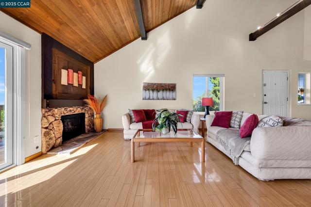 1310 Lewis Ln, Pinole CA: https://media.crmls.org/mediaz/6e369e0f-9c83-411a-9283-6fb772e0919c.jpg