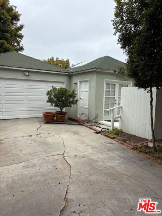 1301 Stanford St, Santa Monica CA: https://media.crmls.org/mediaz/6e370f2d-987b-4144-b751-a77dbadf2250.jpg
