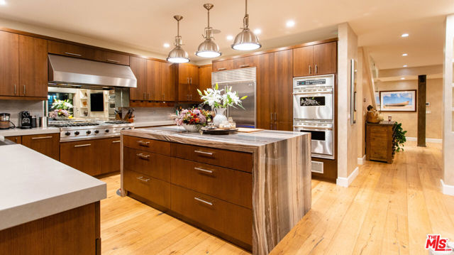 3631 SERRA Road, Malibu CA: https://media.crmls.org/mediaz/6e3738c1-86d6-416e-8641-92fc7437b6fa.jpg