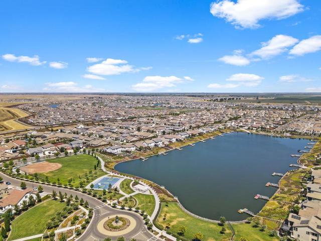 1737 Cranbrook Court, Lathrop CA: https://media.crmls.org/mediaz/6e3779ca-43d9-4813-9e9d-d6ac1ff5f247.jpg