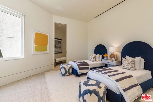 455 N Palm Drive, Beverly Hills CA: https://media.crmls.org/mediaz/6e3792c4-25dd-4e50-8ebe-17765465279c.jpg