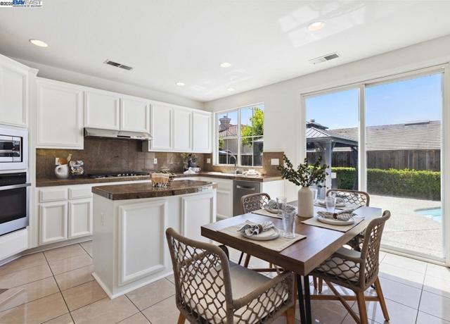 156 Elisha Ln, San Ramon CA: https://media.crmls.org/mediaz/6e37dfc9-b2b9-4123-90b3-d033b018ac5c.jpg