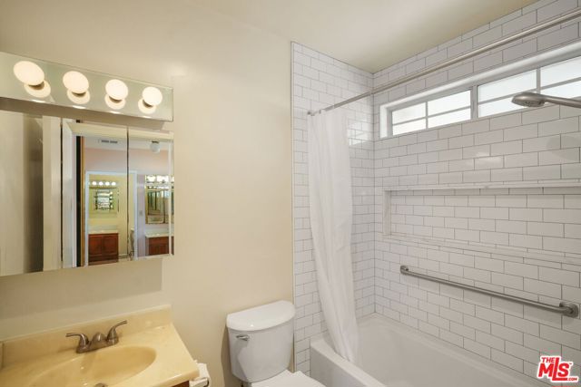 2534 Wellesley Avenue, Los Angeles CA: https://media.crmls.org/mediaz/6e386404-b48e-4145-91aa-8c30e0aa36a3.jpg