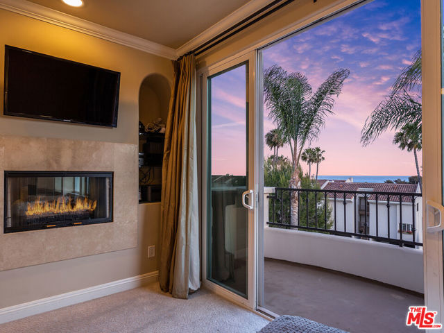 23949 De Ville Way, Malibu CA: https://media.crmls.org/mediaz/6e387b0b-25d4-4070-b254-7c763a86bbb7.jpg