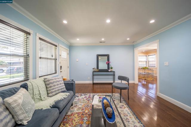 2421 Lincoln Ave, Richmond CA: https://media.crmls.org/mediaz/6e38a6c3-055a-4379-8a4d-8e1a970da839.jpg