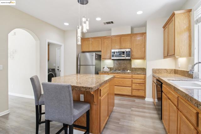 1838 Buck Mountain Ct, Antioch CA: https://media.crmls.org/mediaz/6e39139a-1d95-4c44-8f6a-f07abb13a662.jpg