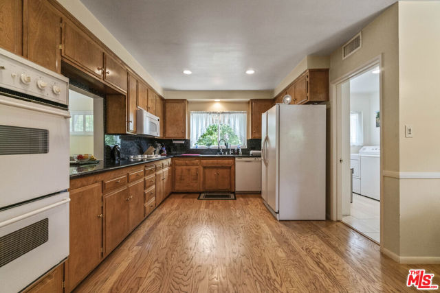 10226 Topeka Drive photo 5