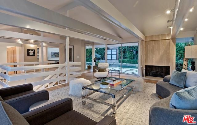 9316 Beverly Crest Drive, Beverly Hills CA: https://media.crmls.org/mediaz/6e3a5be5-045a-475f-85f6-8215bfdb738f.jpg