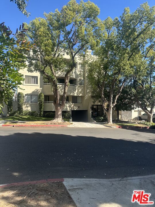 554 E San Jose Avenue, Burbank CA: https://media.crmls.org/mediaz/6e3aaefe-e5c2-4b67-83df-c60336b7c99b.jpg