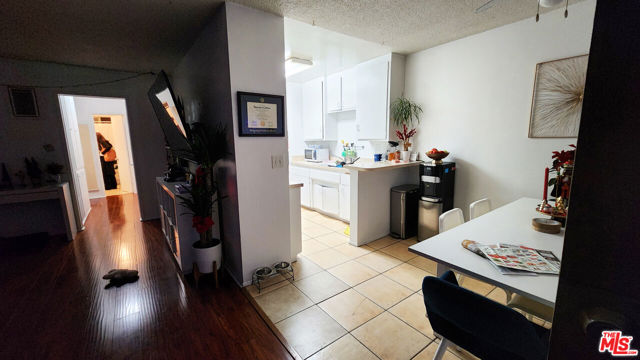 4171 W 4th Street, Los Angeles CA: https://media.crmls.org/mediaz/6e3af33d-b0f4-441b-9a5d-af40b79e7a4f.jpg