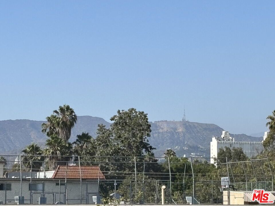 https://media.crmls.org/mediaz/6e3b4bbe-c75a-4de8-bf70-5646667840a6.jpg?preset=X-Large