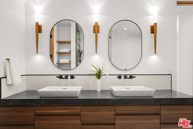 4153 Vantage Avenue, Studio City CA: https://media.crmls.org/mediaz/6e3c1045-7e3a-481d-b8d6-fa0f0e6c5686.jpg