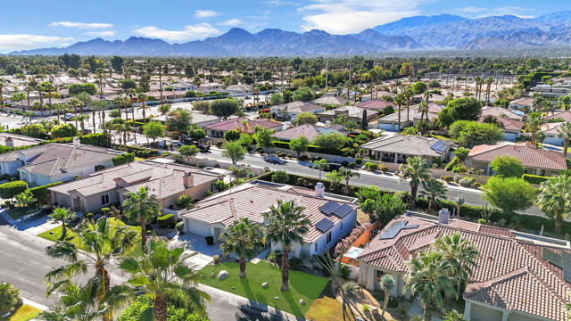 29 Calle La Reina, Rancho Mirage CA: https://media.crmls.org/mediaz/6e3c7f6e-9513-42bf-945c-a2cacdbe45aa.jpg