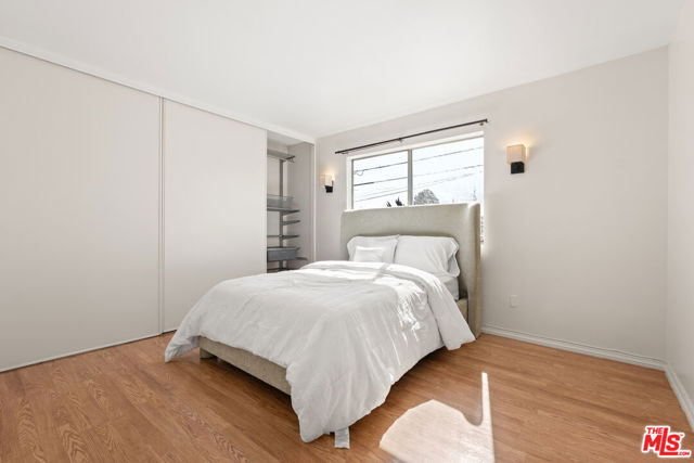 14990 Victory Boulevard, Van Nuys CA: https://media.crmls.org/mediaz/6e3d4de1-f904-4bb0-b345-4b8dac75df8f.jpg