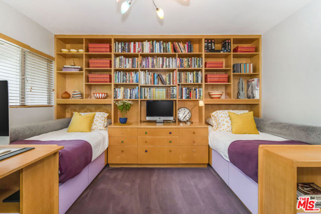 8631 Allenwood Road, Los Angeles CA: https://media.crmls.org/mediaz/6e3d4e7d-a8e6-44d1-aa05-b606c80441e5.jpg