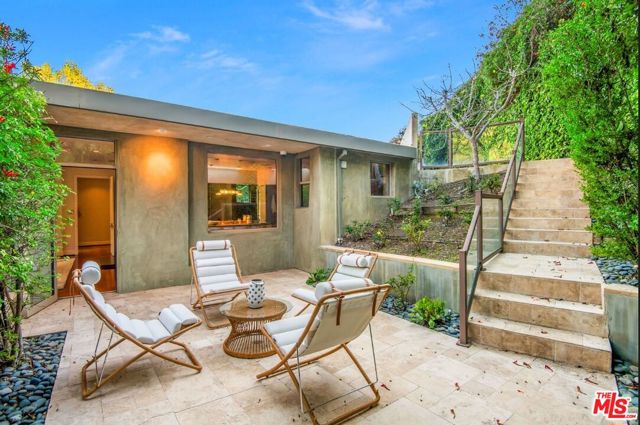 3685 Mandeville Canyon Road, Los Angeles CA: https://media.crmls.org/mediaz/6e3e9ce3-c9c4-451d-bb31-23283909647f.jpg