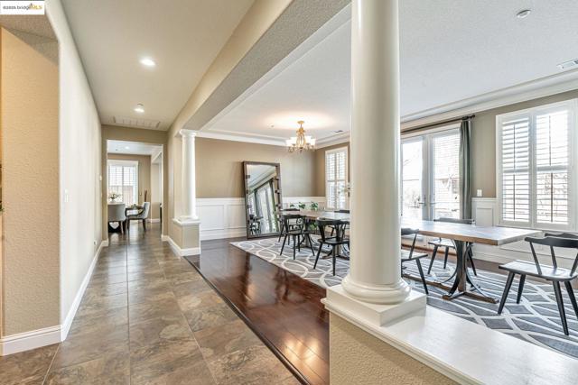 43 Sorrel Ct, Oakley CA: https://media.crmls.org/mediaz/6e3e9eb9-2e82-4d17-8887-18601a503def.jpg