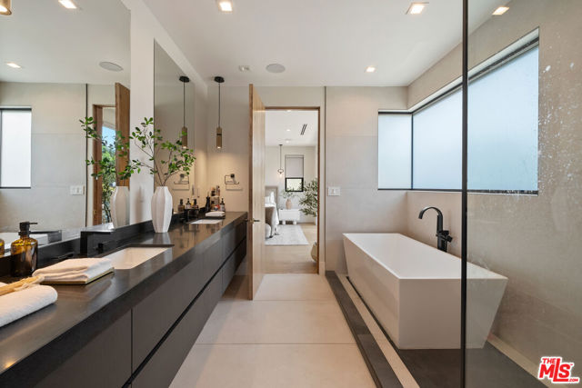 4299 Elmer Avenue, Studio City CA: https://media.crmls.org/mediaz/6e3ebf8e-dbff-48db-a507-3cf58a33e7c9.jpg