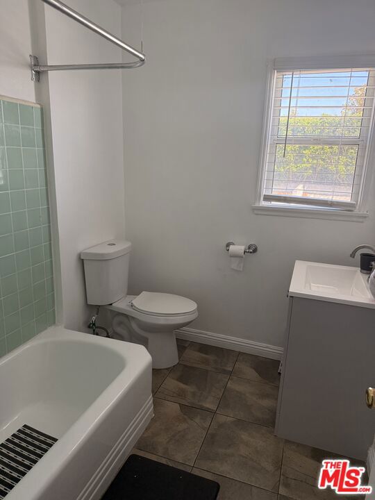 5637 Corbett Street, Los Angeles CA: https://media.crmls.org/mediaz/6e4089f9-2ba5-4df6-b2e9-c0d2c071fec6.jpg