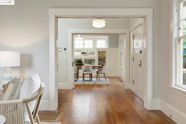 3860 Greenwood Ave, Oakland CA: https://media.crmls.org/mediaz/6e411b8f-3176-45fa-a088-9bc06cc3c659.jpg