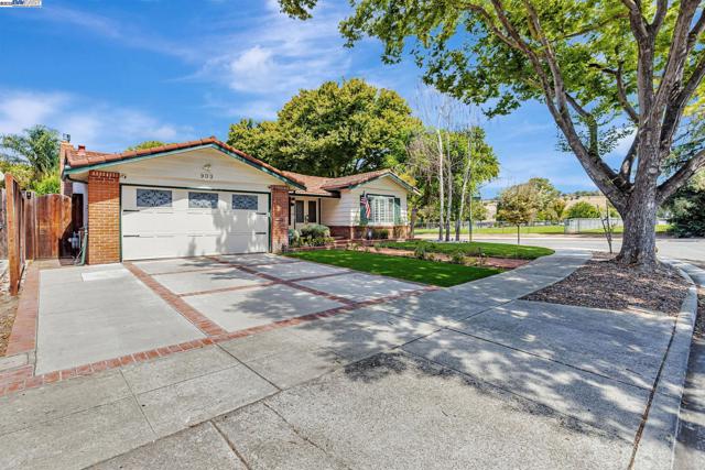 903 Lanewood Dr, San Jose CA: https://media.crmls.org/mediaz/6e41b3a1-837c-4cfe-a846-c34c8ebc8095.jpg