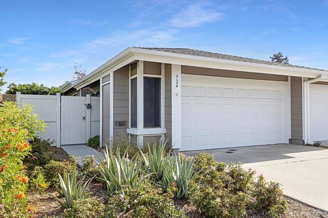 Detail Gallery Image 1 of 1 For 924 Wentworth Circle, Vista,  CA 92081 - 3 Beds | 2 Baths