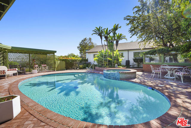 6052 Merritt Drive, Malibu CA: https://media.crmls.org/mediaz/6e44b278-8c50-4ff5-a4d2-7db78a0f4dbc.jpg