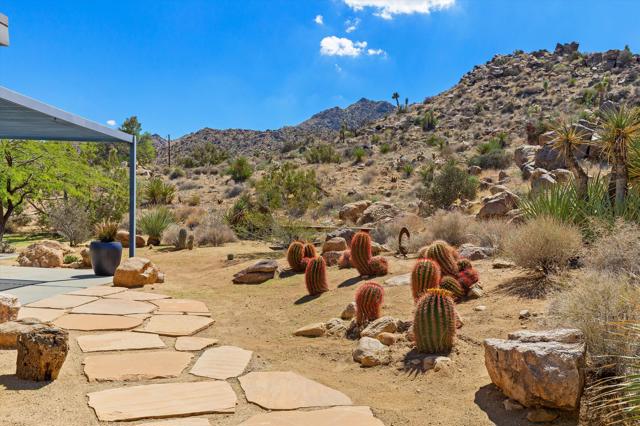 8744 Star Lane, Joshua Tree CA: https://media.crmls.org/mediaz/6e44b82a-02a0-4724-9804-3dd5ca26e57c.jpg